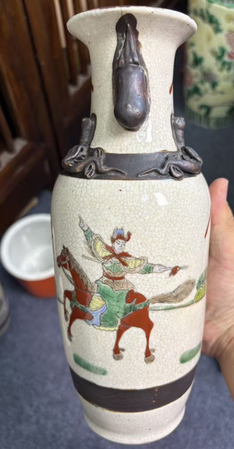 古玩陶瓷創(chuàng)匯 哥釉五彩刀馬人物紋瓶真品鑒賞圖