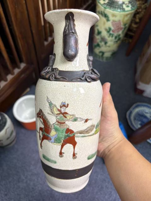 古玩陶瓷創(chuàng)匯 哥釉五彩刀馬人物紋瓶真品鑒賞圖
