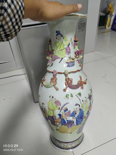 古玩陶瓷人物紋廣彩瓶真品鑒賞圖