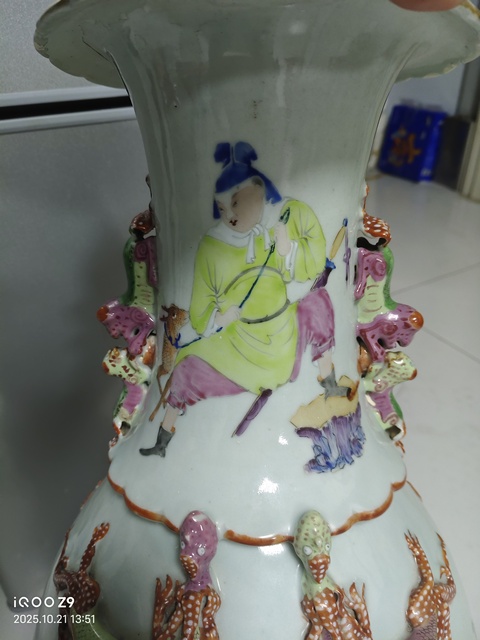 古玩陶瓷人物紋廣彩瓶真品鑒賞圖