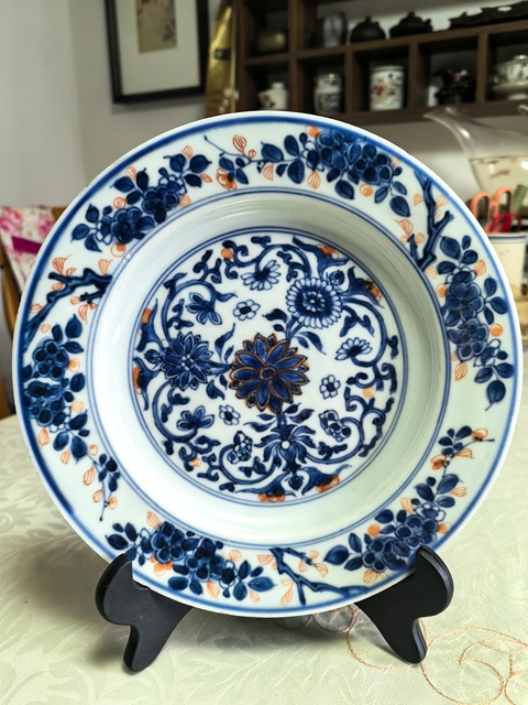 古玩陶瓷青花礬紅花卉紋盤(pán)真品鑒賞圖