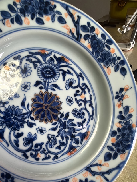 古玩陶瓷青花礬紅花卉紋盤(pán)真品鑒賞圖