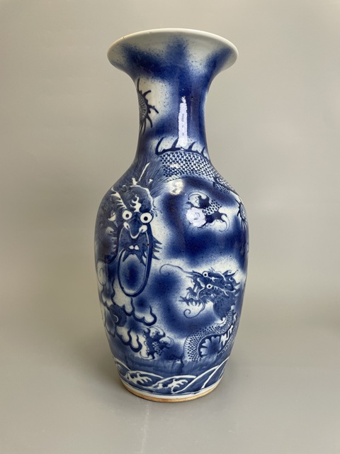 古玩陶瓷清乾隆 吹藍釉青花蒼龍教子圖觀音瓶真品鑒賞圖