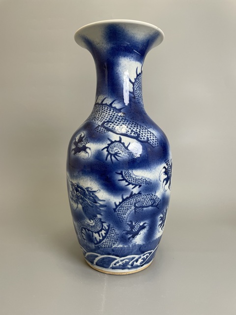 古玩陶瓷清乾隆 吹藍釉青花蒼龍教子圖觀音瓶真品鑒賞圖