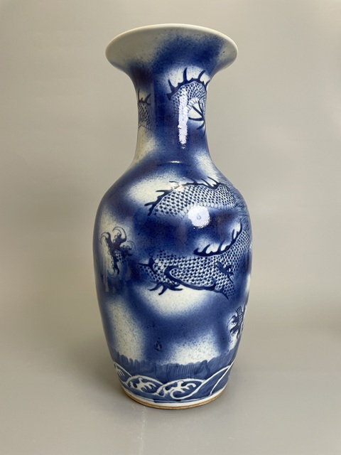 古玩陶瓷清乾隆 吹藍釉青花蒼龍教子圖觀音瓶真品鑒賞圖