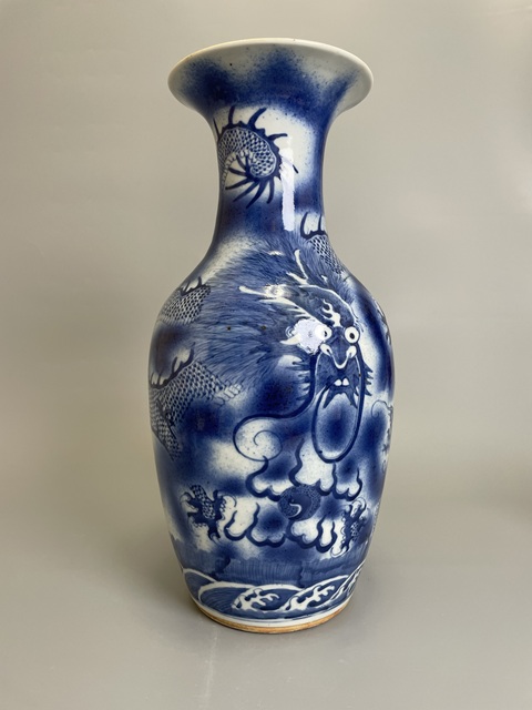 古玩陶瓷清乾隆 吹藍釉青花蒼龍教子圖觀音瓶真品鑒賞圖