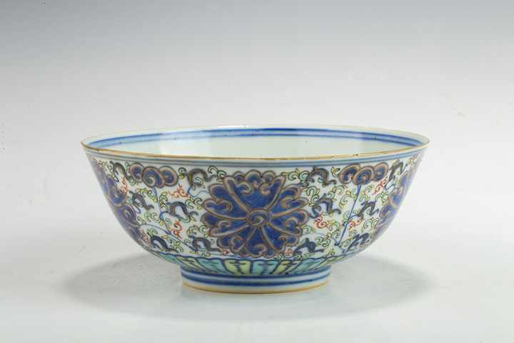 古玩陶瓷清光緒·青花加彩纏枝蓮紋碗真品鑒賞圖