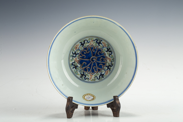 古玩陶瓷清光緒·青花加彩纏枝蓮紋碗真品鑒賞圖