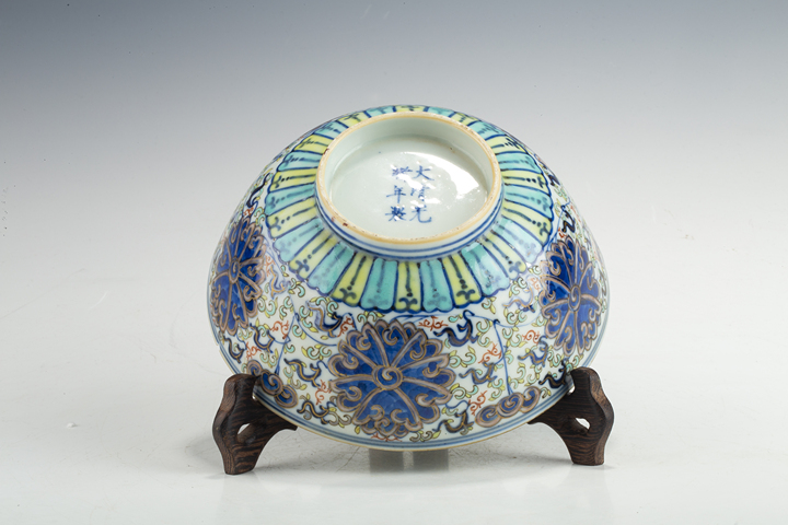 古玩陶瓷清光緒·青花加彩纏枝蓮紋碗真品鑒賞圖