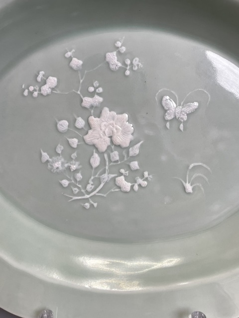 古玩陶瓷民國·豆青釉堆白花蝶紋海棠大盤拍賣，當(dāng)前價格2500元