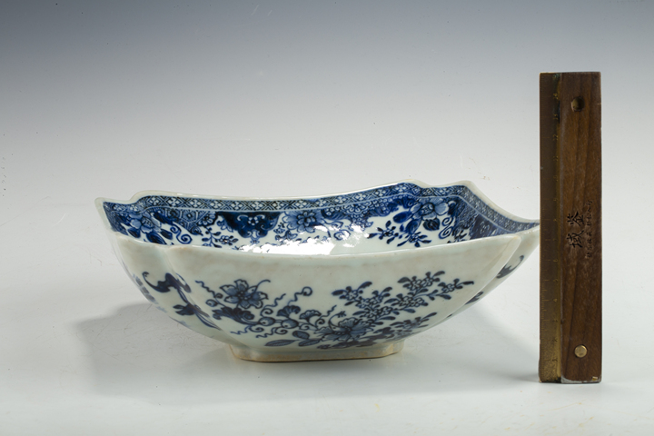 古玩陶瓷清中·青花山水花卉紋四方倭角碗真品鑒賞圖