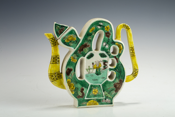 古玩陶瓷清末民初·素三彩人物花卉紋福字形執壺真品鑒賞圖