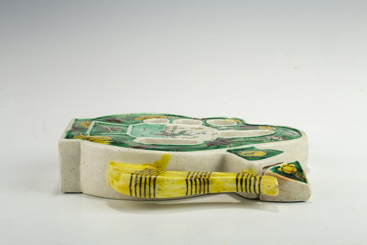 古玩陶瓷清末民初·素三彩人物花卉紋福字形執壺真品鑒賞圖