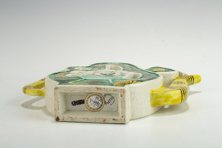 古玩陶瓷清末民初·素三彩人物花卉紋福字形執壺真品鑒賞圖