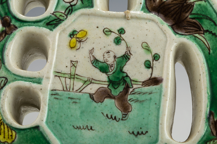 古玩陶瓷清末民初·素三彩人物花卉紋福字形執壺真品鑒賞圖