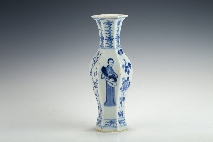 古玩陶瓷清晚·青花仕女花卉紋六方瓶真品鑒賞圖