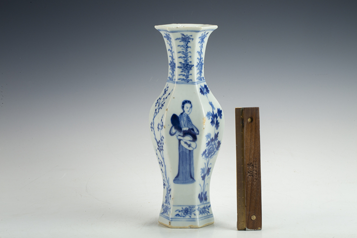 古玩陶瓷清晚·青花仕女花卉紋六方瓶真品鑒賞圖