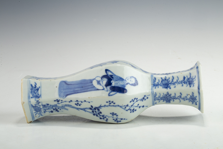 古玩陶瓷清晚·青花仕女花卉紋六方瓶真品鑒賞圖