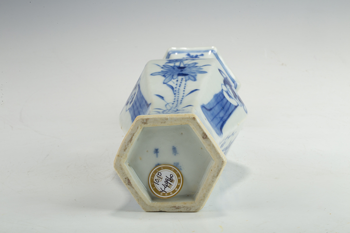 古玩陶瓷清晚·青花仕女花卉紋六方瓶真品鑒賞圖