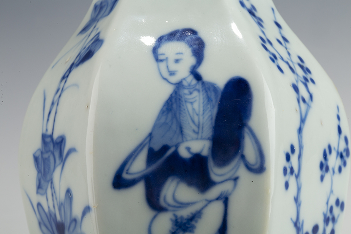 古玩陶瓷清晚·青花仕女花卉紋六方瓶真品鑒賞圖