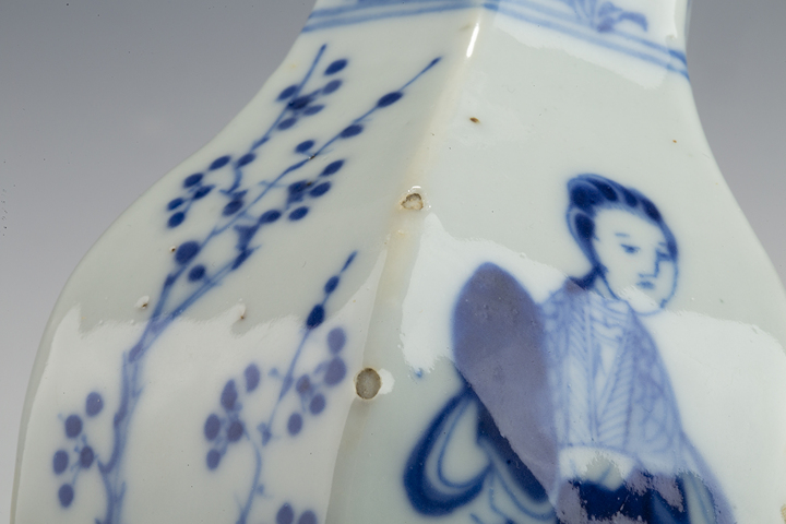 古玩陶瓷清晚·青花仕女花卉紋六方瓶真品鑒賞圖