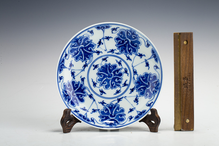 古玩陶瓷清晚·青花纏枝蓮紋盤真品鑒賞圖