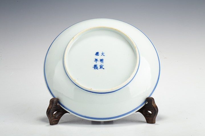 古玩陶瓷清晚·青花纏枝蓮紋盤真品鑒賞圖