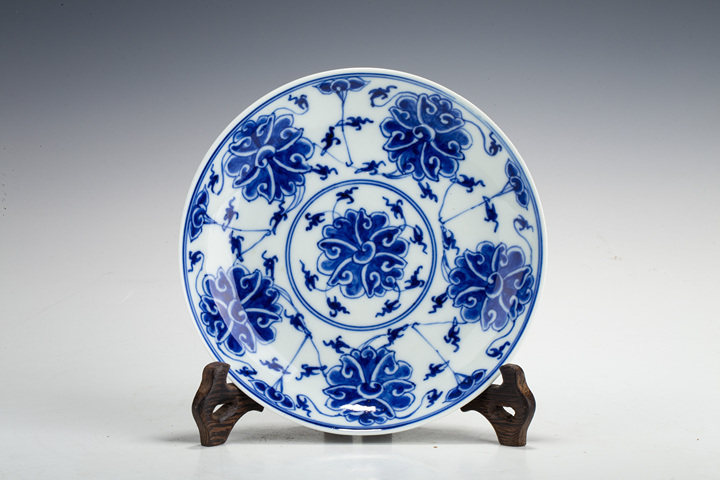 古玩陶瓷清晚·青花纏枝蓮紋盤真品鑒賞圖