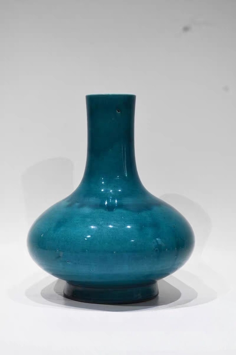 古玩陶瓷孔雀藍釉賞瓶真品鑒賞圖