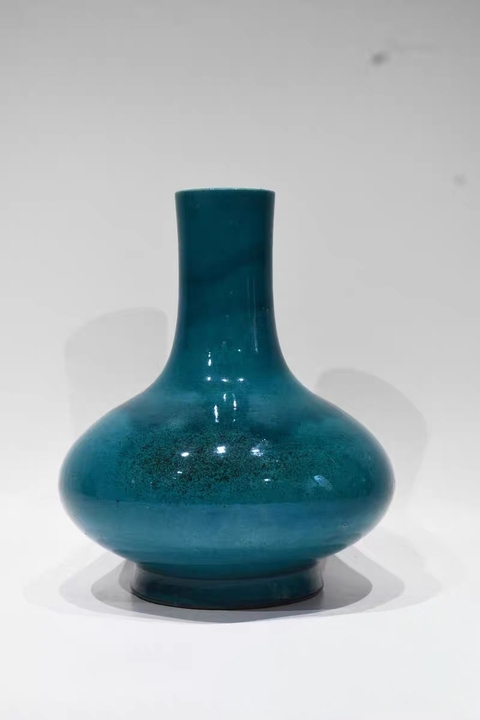 古玩陶瓷孔雀藍釉賞瓶真品鑒賞圖