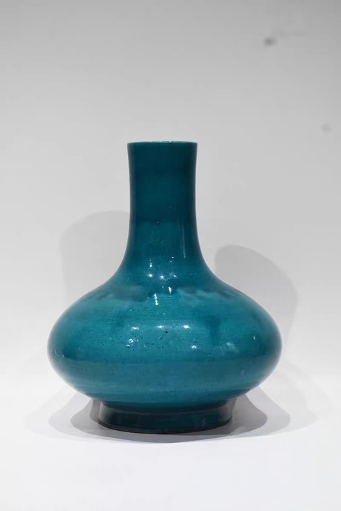 古玩陶瓷孔雀藍釉賞瓶真品鑒賞圖