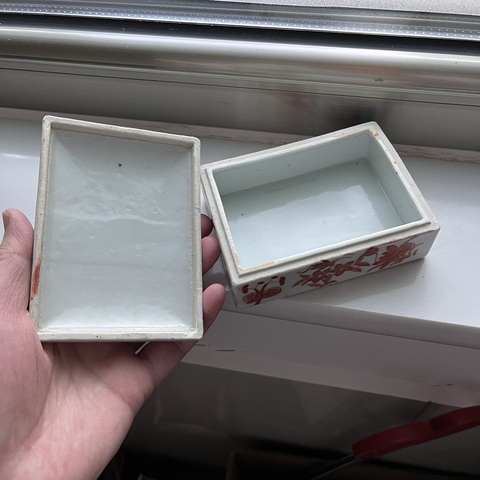 古玩陶瓷礬紅彩飛黃騰達紋四方蓋盒真品鑒賞圖