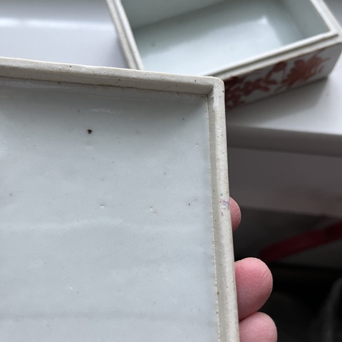 古玩陶瓷礬紅彩飛黃騰達紋四方蓋盒真品鑒賞圖