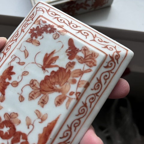 古玩陶瓷礬紅彩飛黃騰達紋四方蓋盒真品鑒賞圖
