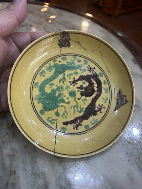 古玩陶瓷清光緒黃地素三彩暗刻雙龍戲珠紋盤真品鑒賞圖