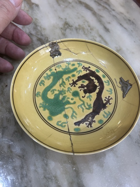 古玩陶瓷清光緒黃地素三彩暗刻雙龍戲珠紋盤真品鑒賞圖