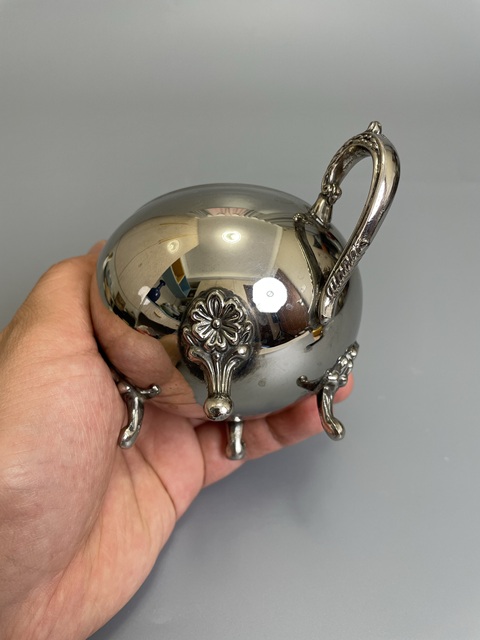 古玩雜項民國 美國精美浮雕鍍銀奶杯 真品鑒賞圖