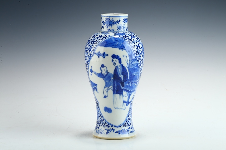 古玩陶瓷清晚·青花開窗仕女嬰戲紋雞腿瓶真品鑒賞圖