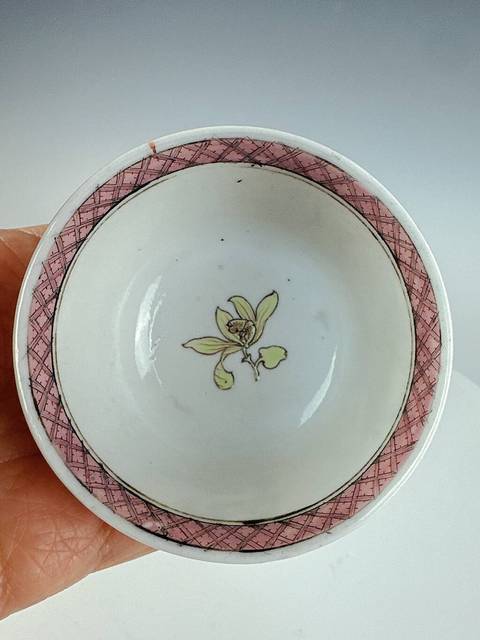 古玩陶瓷清雍正 廣彩琺瑯彩人物紋杯碟一組真品鑒賞圖