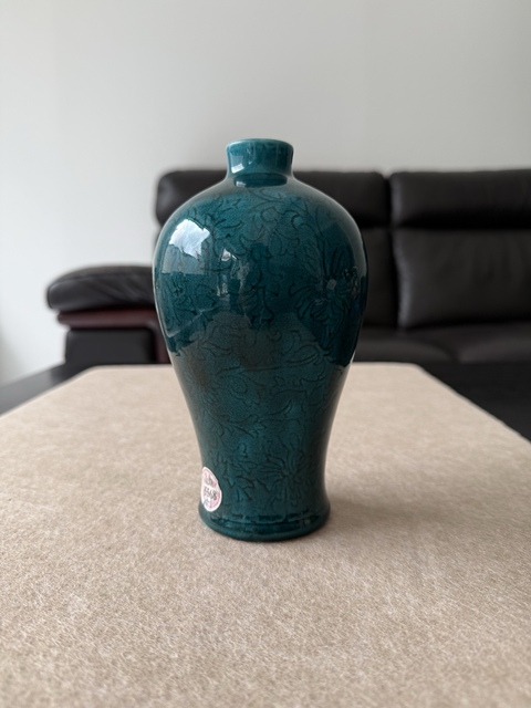古玩陶瓷綠釉刻花梅瓶真品鑒賞圖