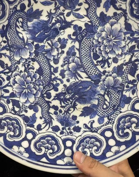 古玩陶瓷花間龍紋青花盤真品鑒賞圖