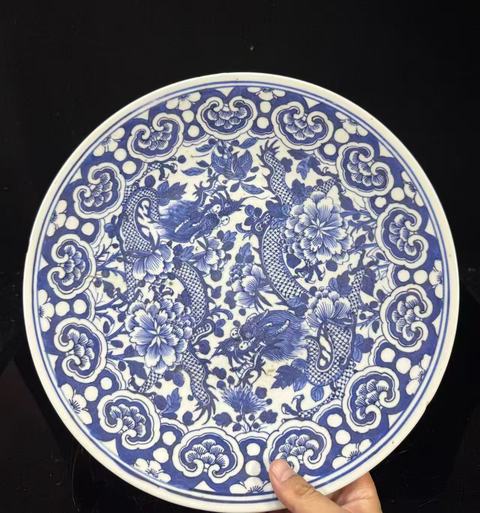 古玩陶瓷花間龍紋青花盤真品鑒賞圖