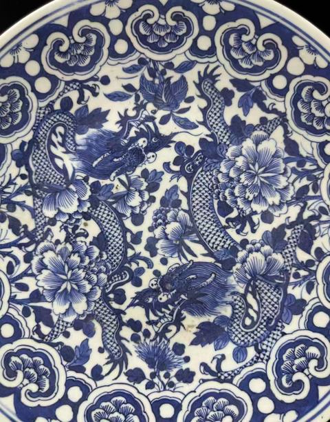 古玩陶瓷花間龍紋青花盤真品鑒賞圖