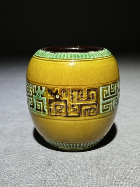 古玩陶瓷素三彩刻夔龍紋水盂真品鑒賞圖