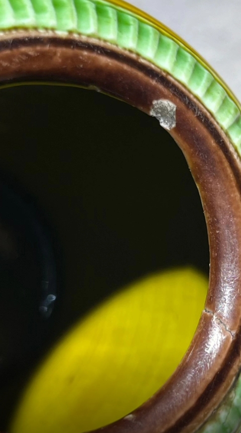 古玩陶瓷素三彩刻夔龍紋水盂真品鑒賞圖