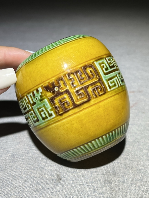 古玩陶瓷素三彩刻夔龍紋水盂真品鑒賞圖