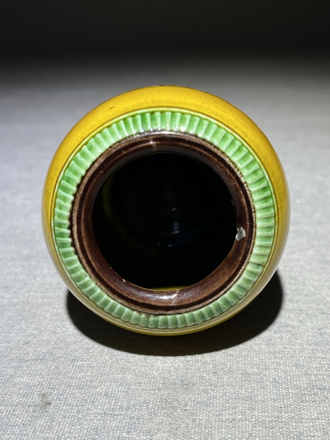 古玩陶瓷素三彩刻夔龍紋水盂真品鑒賞圖