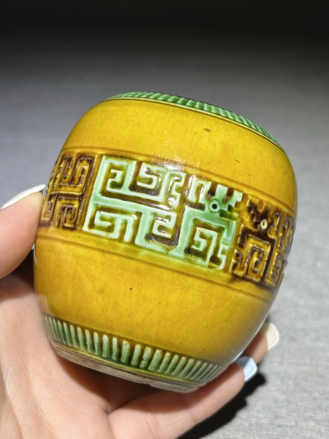 古玩陶瓷素三彩刻夔龍紋水盂真品鑒賞圖
