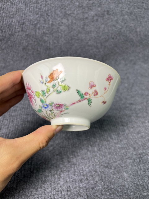 古玩陶瓷粉彩花卉紋碗真品鑒賞圖