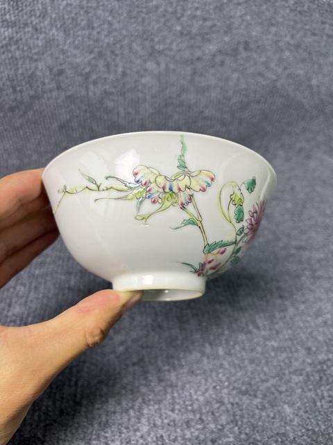 古玩陶瓷粉彩花卉紋碗真品鑒賞圖